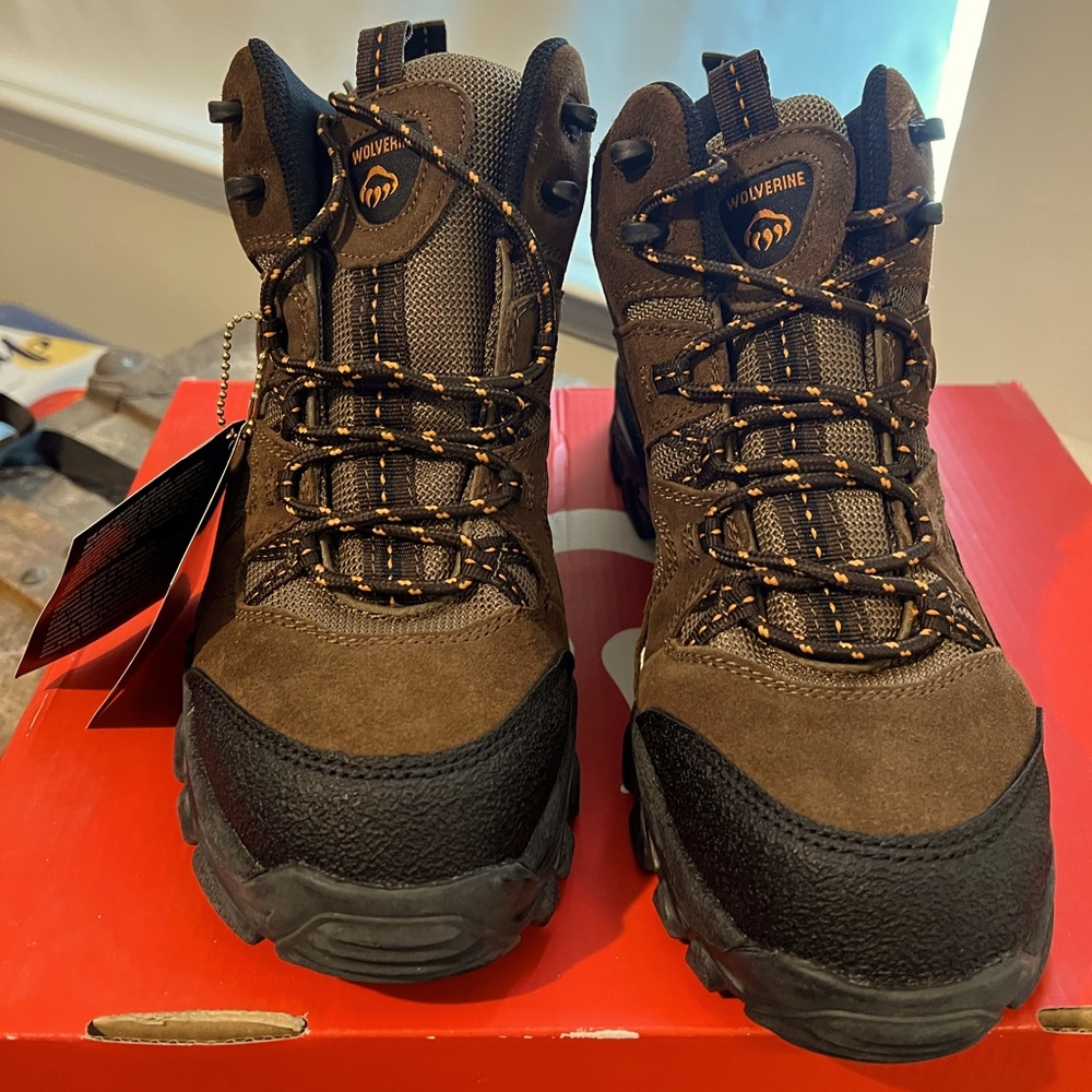 NEW IN BOX!! NWT!! Men’s Wolverine Work Boots 🥾 SIZE: 10.5 EW (extra wide)